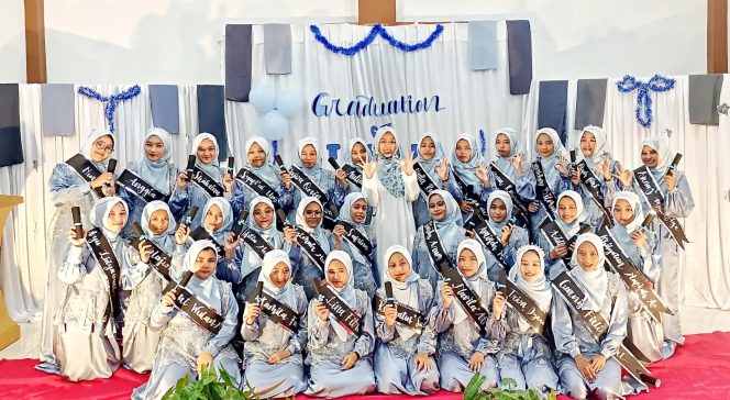 
 Ustadzah Nisa’ Tekankan Pentingnya Menjaga Ilmu Agama kepada Para Mutakhorijat