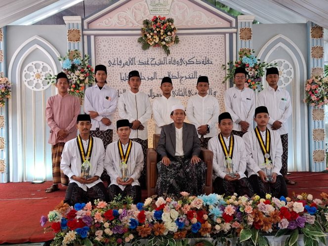 
 Santri marhalah 3 ulya bersama K.H. Muhammad Liwa'uddin Najib beserta dewan asatid Madrasah Diniyah Mansajul Ulum dalam acara haul ke-21 K.H. Abdullah Rifa’i beserta wisuda santri marhalah 3 Ulya dan 3 Aliyah pada Senin, 21 April 2025.