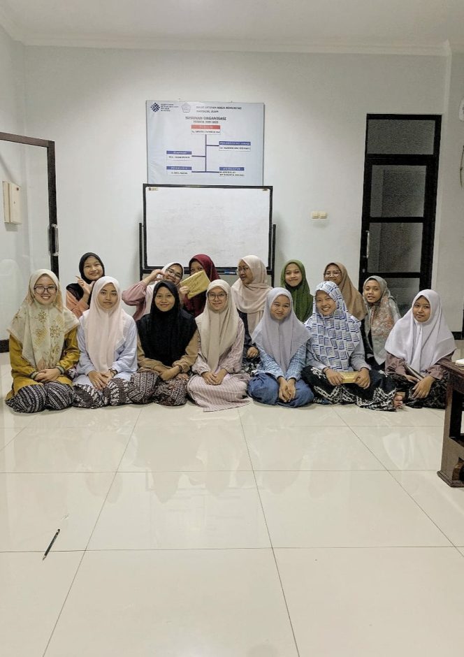 
 Kembangkan Ide: Klub Menulis Mansajul Ulum Adakan Evaluasi Rutinan