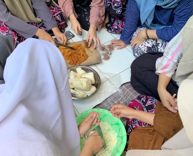 
 Liburan Kreatif Santri Putri EM-YU: Mengolah Jajanan Tradisional