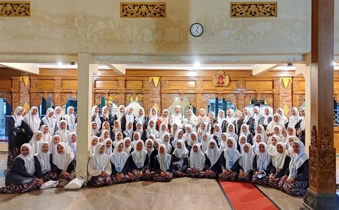 
 Tingkatkan Spiritualitas, Santri EM-YU Putri Gelar Ziarah ke Makam Muassis dan Para Auliya’