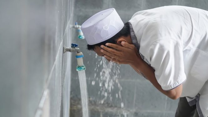
 Hukum Membasuh Jambang Saat Wudu