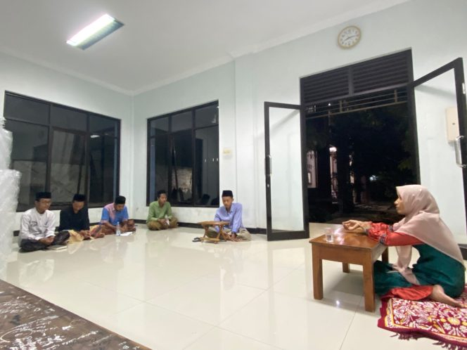 
 Regenerasi Kepemimpinan Redaksi Em-Yu: Putri Nadillah Resmi Gantikan Muhammad Ulil Albab Setelah Empat Tahun