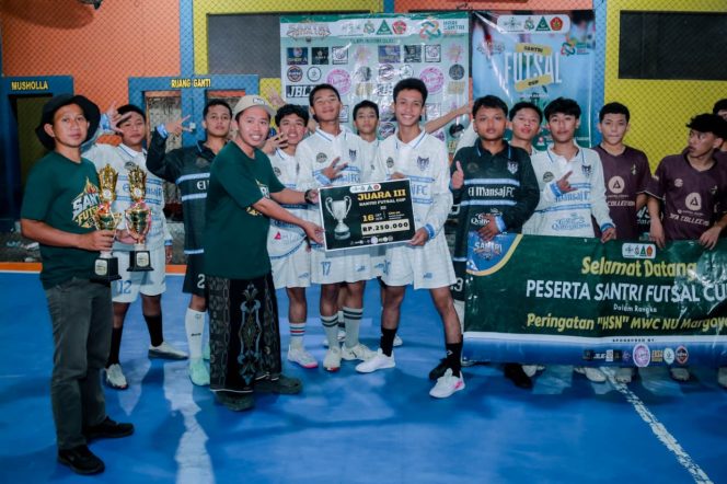 
 Istiqomah Latihan Selama Satu Bulan, Tim Futsal El-Mansaj FC Sabet Juara III Turnamen Futsal MWCNU Margoyoso.
